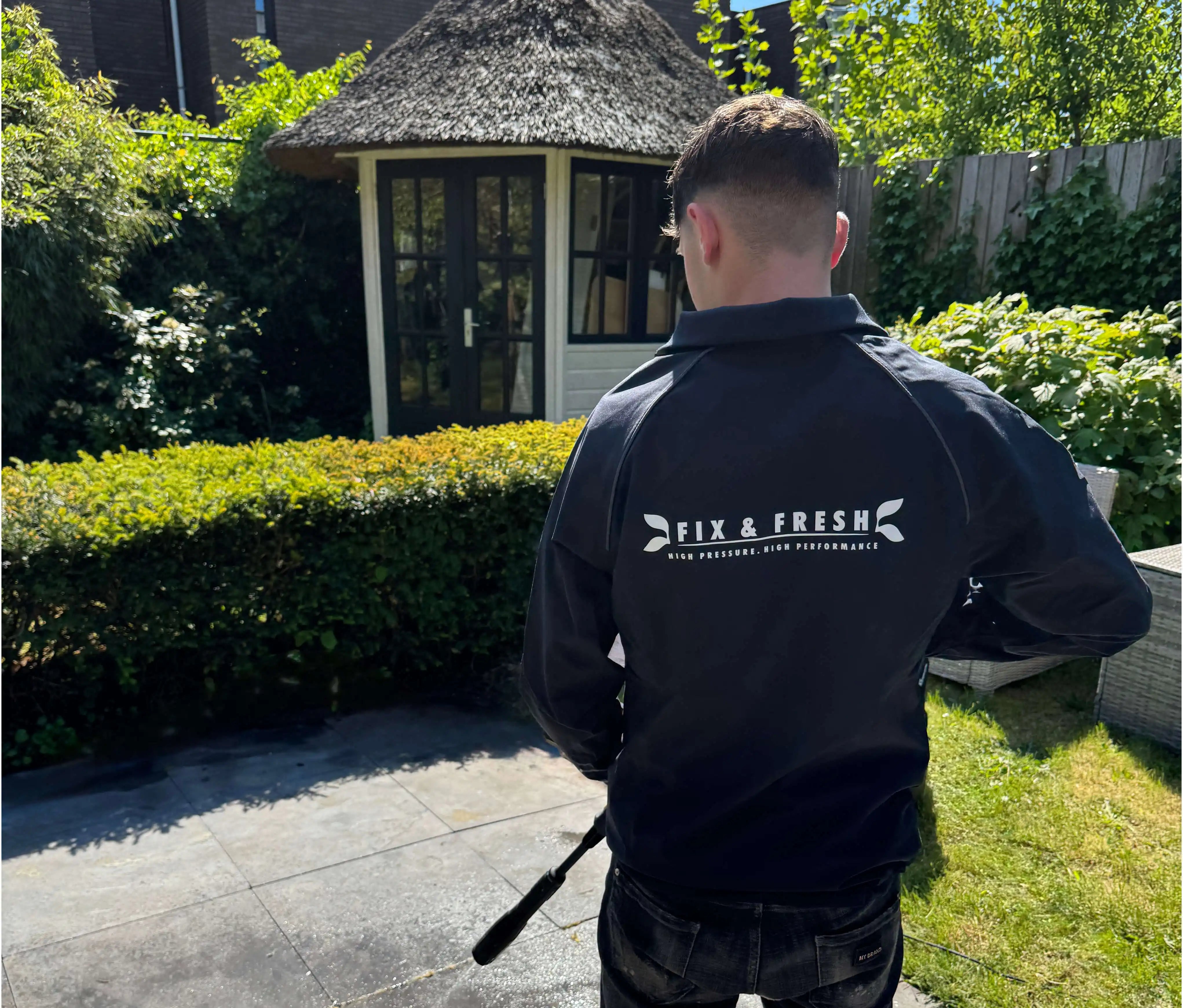 Reiniging team Fix & Fresh Tilburg David en Jelle Auto reinigen meubel reinigen terras en oprit reinigen